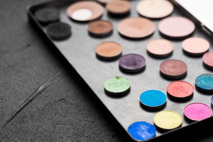 How to Choose the Right Eyeshadow for Your Skin